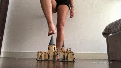 Sneaker-girl Red Queen – Crushing A Lego Castle Barefoot